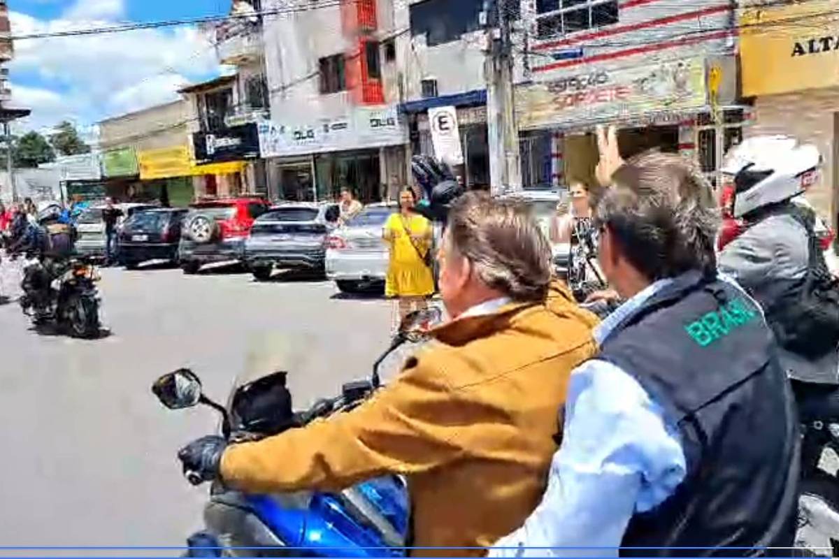 O presidente Jair Bolsonaro participa de motociata até Caruaru
