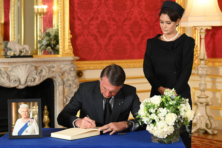 Presidente Jair Bolsonaro assina livro de condolências da rainha Elizabeth 2ª, em Londres