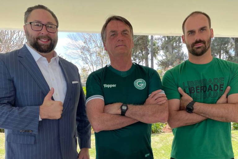 O ex-porta-voz de Donald Trump Jason Miller com o presidente Jair Bolsonaro e seu filho Eduardo em encontro em 2021, em Brasília O ex-porta-voz de Donald Trump Jason Miller com o presidente Jair Bolsonaro e seu filho Eduardo em encontro em 2021, em Brasília