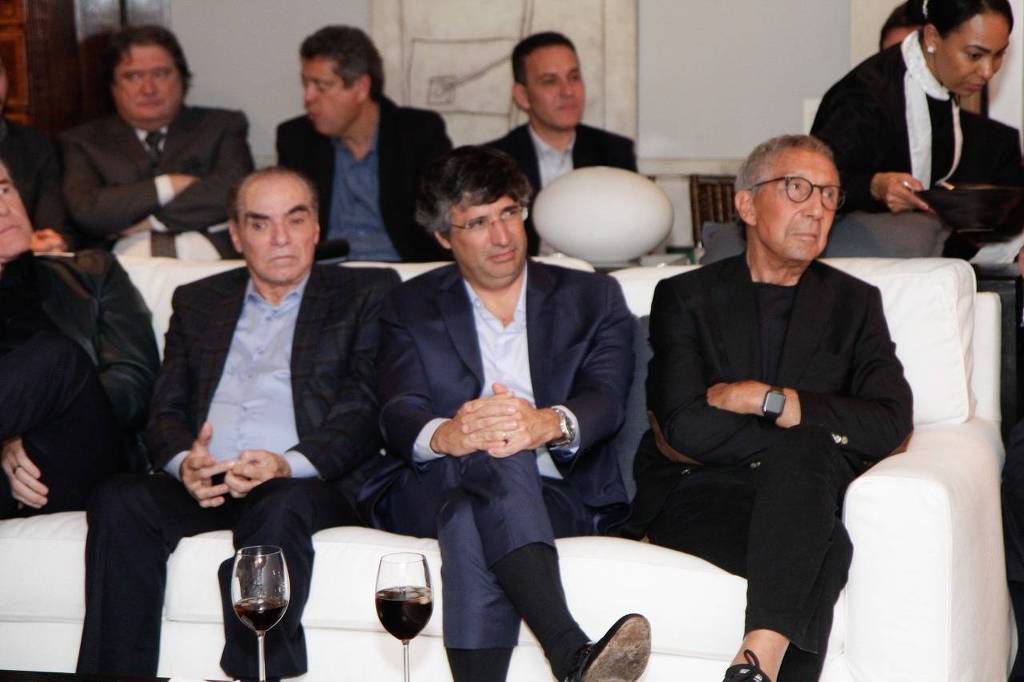 Os empresários Michael Klein, o banqueiro André Esteves, do BTG, e Abilio Diniz, do Carrefour, se reúnem na casa do presidente do grupo Esfera Brasil, João Camargo, para jantar com Lula (PT), em São Paulo