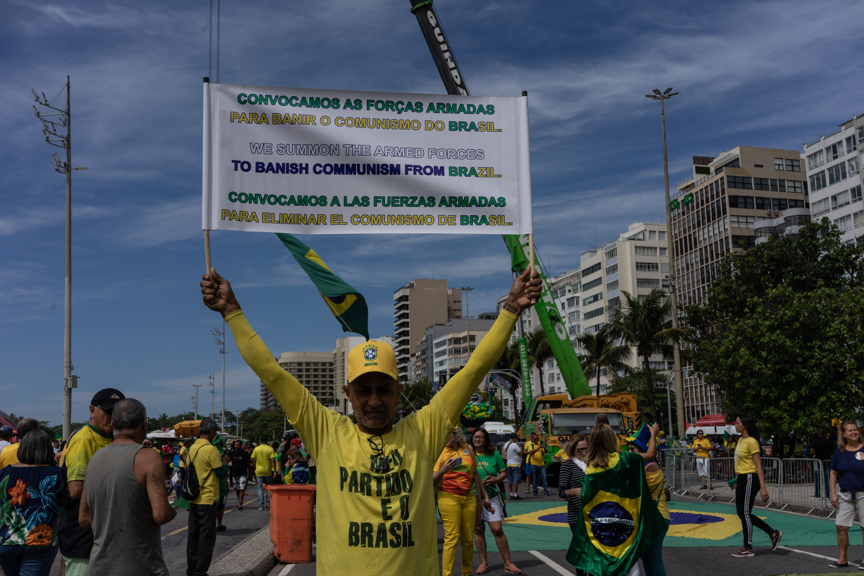 Moradores reclamam de disparos de tiros de canhão em Copacabana Moradores reclamam de disparos de tiros de canhão em Copacabana