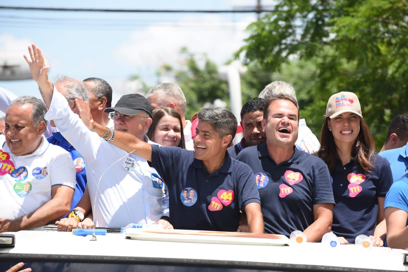 ACM Neto, Cacá Leão e Ana Coelho realizaram carreata em Feira de Santana ao lado do ex-prefeito José Ronaldo ACM Neto, Cacá Leão e Ana Coelho realizaram carreata em Feira de Santana ao lado do ex-prefeito José Ronaldo