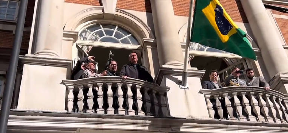 Na Inglaterra, presidente mantém estratégia de aparecer em postos de combustíveis