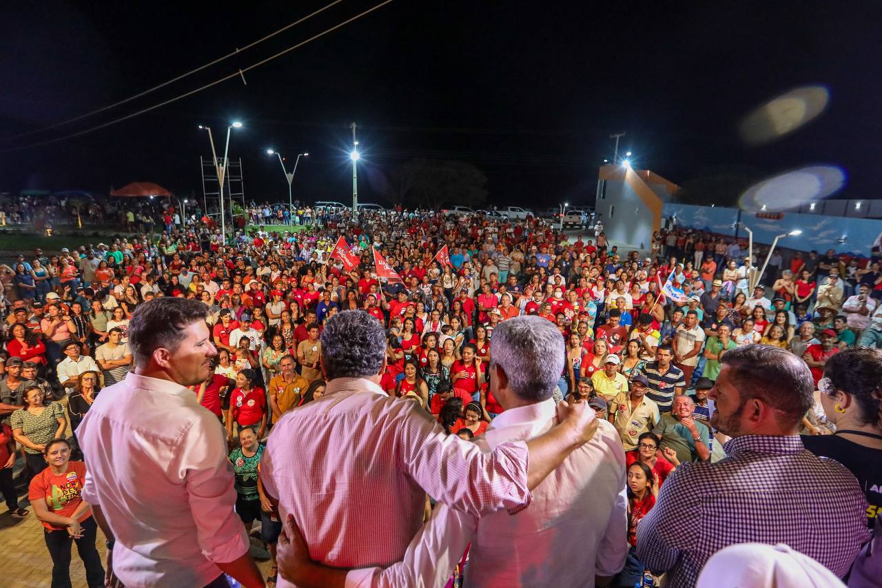 Jerônimo Rodrigues (PT), candidato a governador da Bahia, participou de comício da sexta-feira (9)