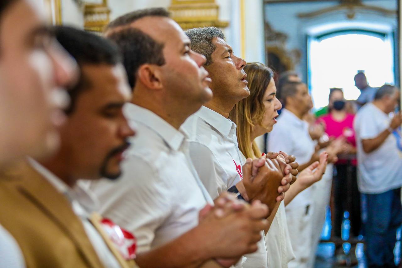 Jerônimo Rodrigues (PT), candidato a governador, e Geraldo Júnior (MDB), candidato a vice, participam de missa na Igreja do Bonfim, em Salvador