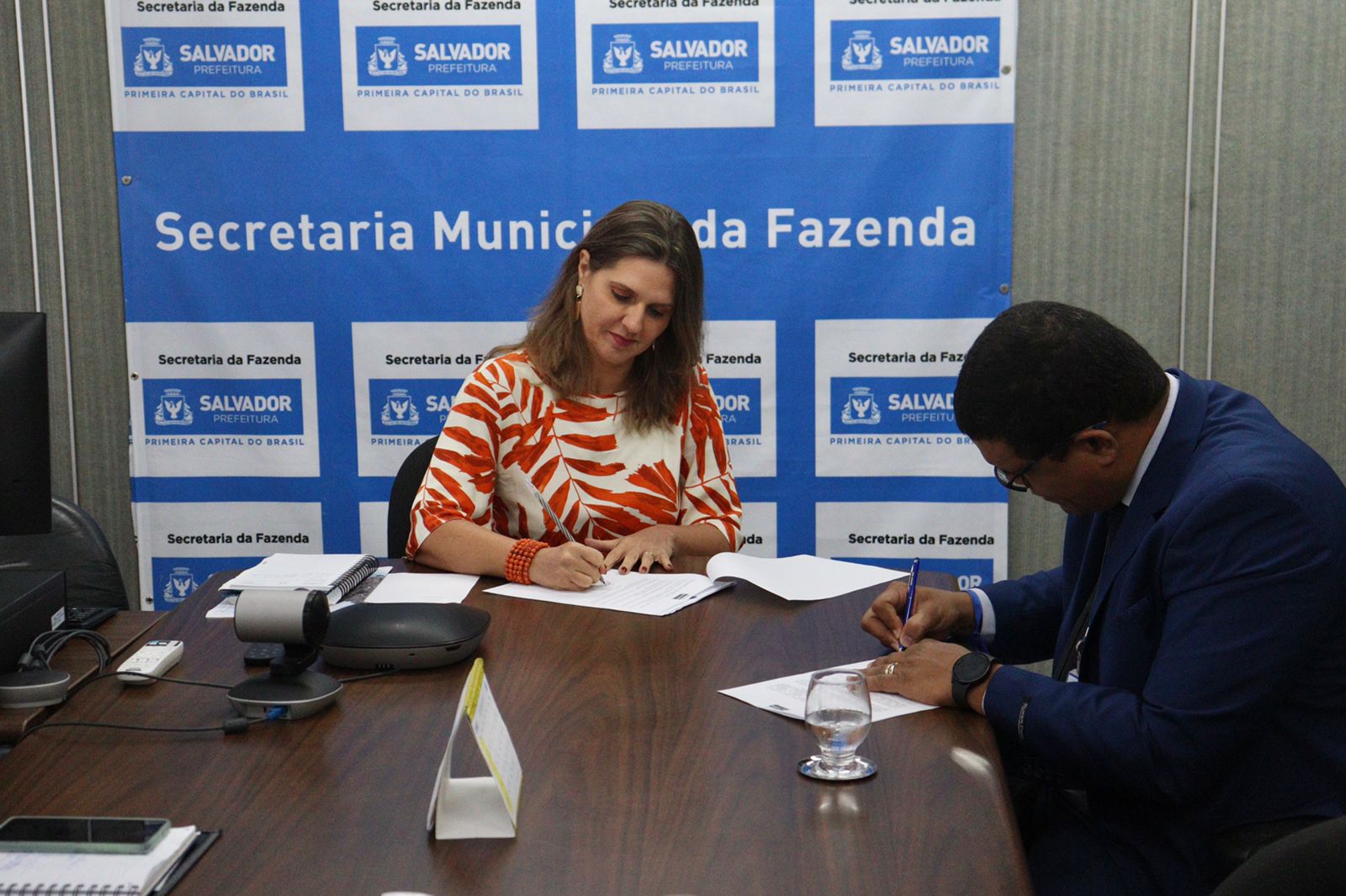 A assinatura ocorreu entre a secretária municipal da Fazenda, Giovanna Victer, e o presidente do Crea-BA, Joseval Carqueija A assinatura ocorreu entre a secretária municipal da Fazenda, Giovanna Victer, e o presidente do Crea-BA, Joseval Carqueija