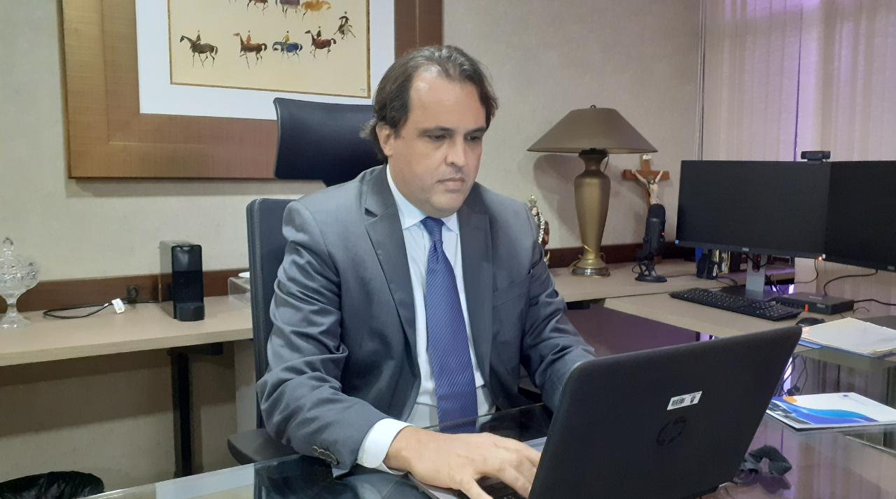 Presidente do TRE, desembargador Roberto Frank, autor de convite ao ministro Luis Roberto Barroso para palestrar na Corte Presidente do TRE, desembargador Roberto Frank, autor de convite ao ministro Luis Roberto Barroso para palestrar na Corte