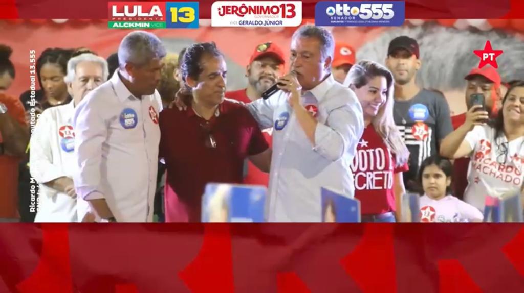 Em momento registrado no vídeo de campanha, Ricardo Machado recebe declaração de voto de Rui