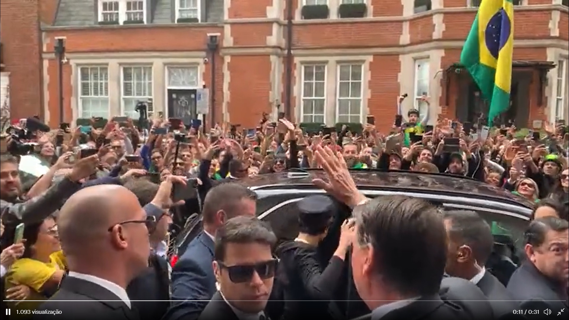 Apoiadores de verde e amarelo receberam o presidente Jair Bolsonaro em Londres