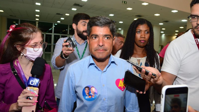 Segundo informações do jornal Tribuna da Bahia, o ex-prefeito reclamou, na última terça-feira, de estar há quatro dias sem ter inserções do seu programa eleitoral veiculados na televisão e no rádio Segundo informações do jornal Tribuna da Bahia, o ex-prefeito reclamou, na última terça-feira, de estar há quatro dias sem ter inserções do seu programa eleitoral veiculados na televisão e no rádio