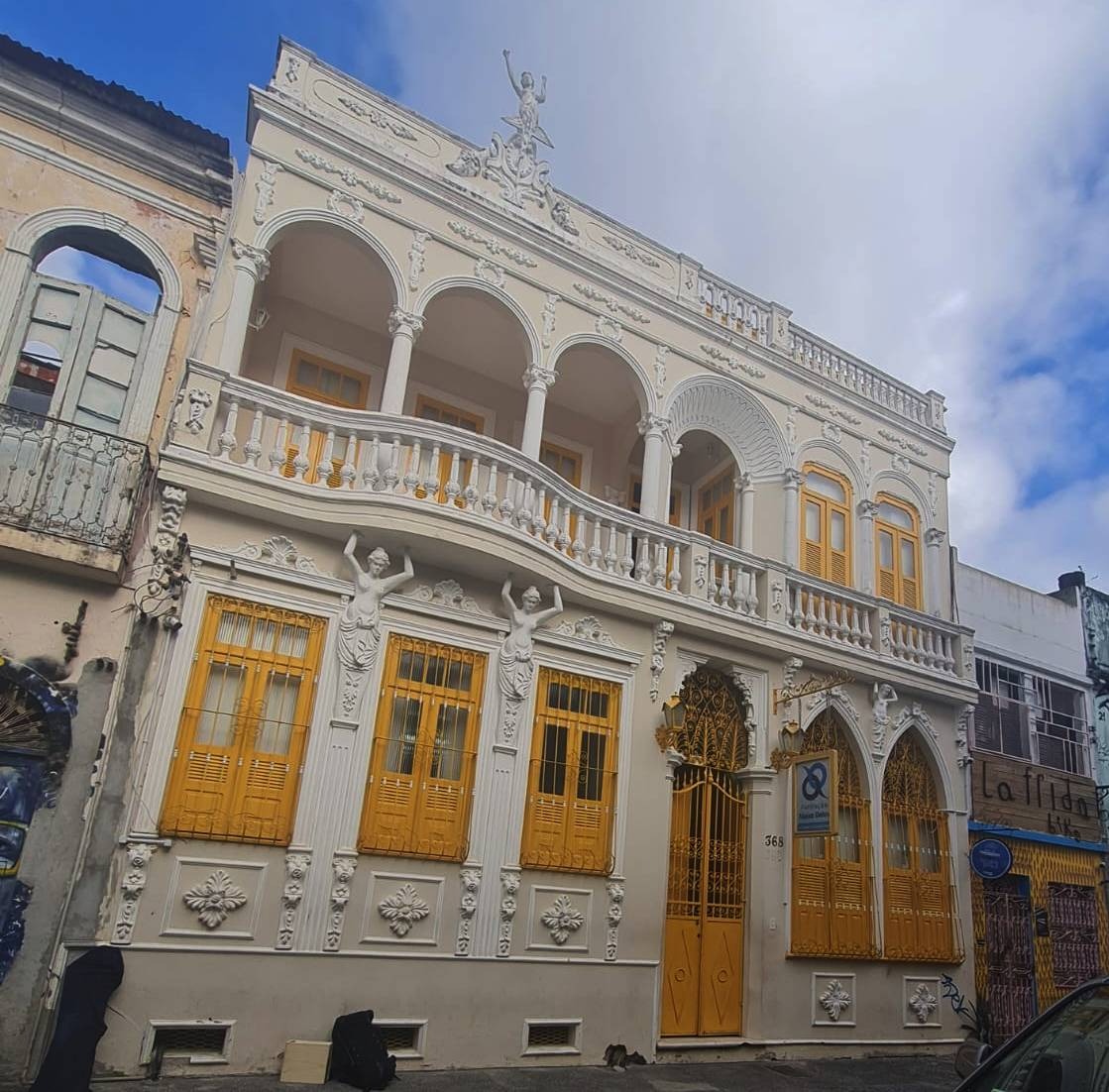 Acervo possui obras nacionais e internacionais com a temática do mar e literatura em geral 