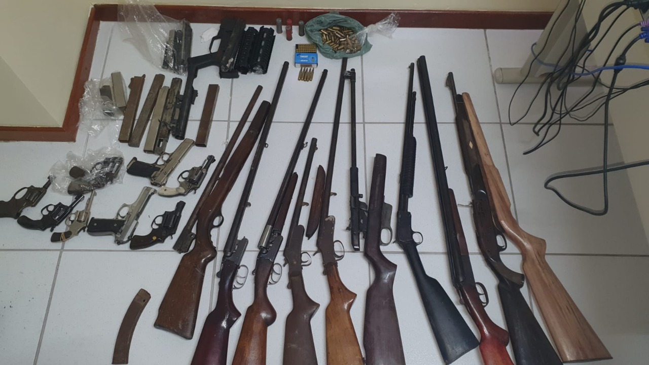 Duas pessoas foram presas em flagrante pelo comércio ilegal das armas  