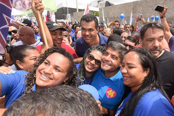 ACM Neto com apoiadoras em Cruz das Almas ACM Neto com apoiadoras em Cruz das Almas