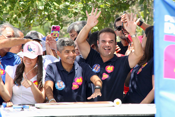 Cacá Leão e ACM Neto em carreata
