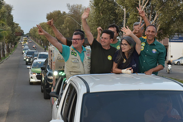 João Roma e Dra. Raíssa em carreata na cidade de Teixeira de Freitas