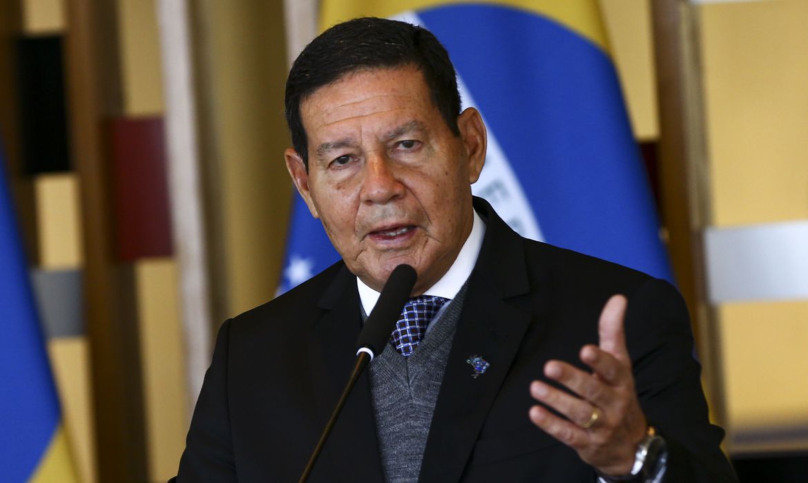 Mourão diz que Lula quer alimentar crise com Exército ao demitir comandante