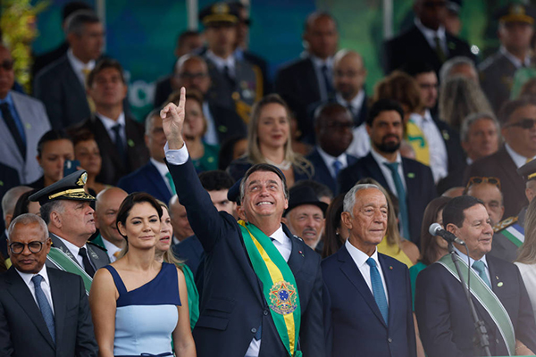 O presidente Jair Bolsonaro e a primeira-dama, Michelle, durante desfile de 7 de Setembro na Esplanada dos Ministérios, em Brasília (DF)