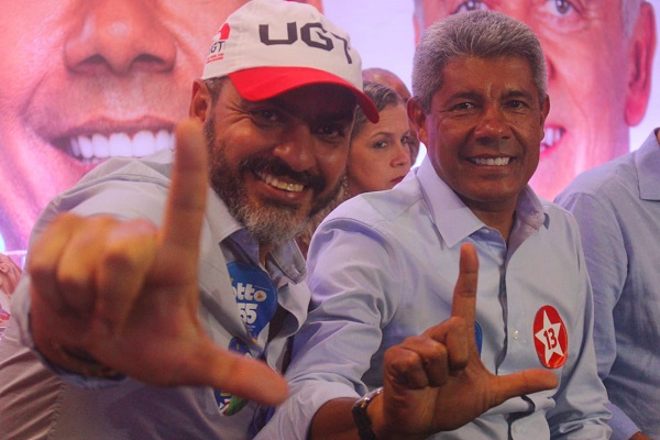 O presidente da UGT-BA, Marcelo Carvalho, com o candidato a governador Jerônimo Rodrigues (PT)