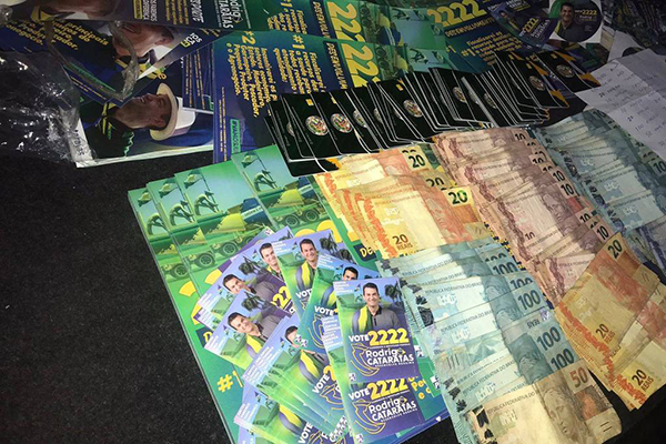 Material de campanha e dinheiro encontrados no carro do candidato e garimpeiro Rodrigo Cataratas (PL)