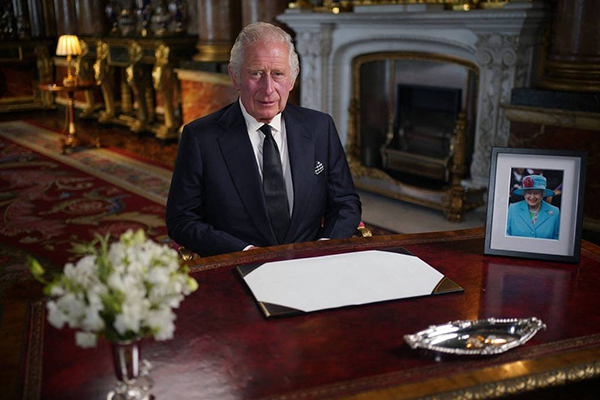 O rei Charles 3º no Palácio de Buckingham, em Londres, ao gravar seu primeiro discurso televisionado após a morte da mãe