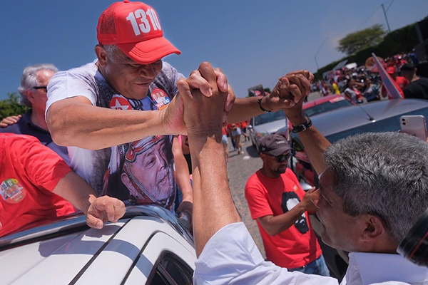 O deputado federal Valmir Assunção (PT) e o candidato ao governo do Estado Jerônimo Rodrigues