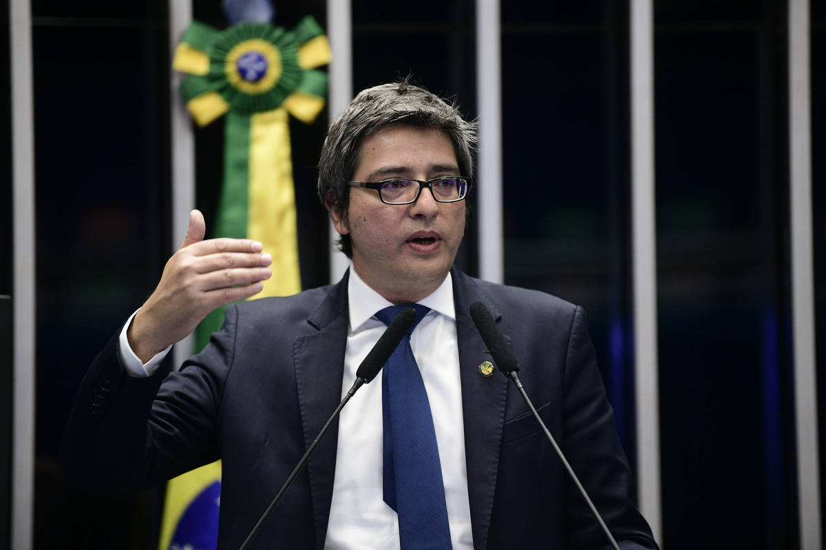 Em discurso, à tribuna, senador Carlos Portinho (PL-RJ), líder do partido