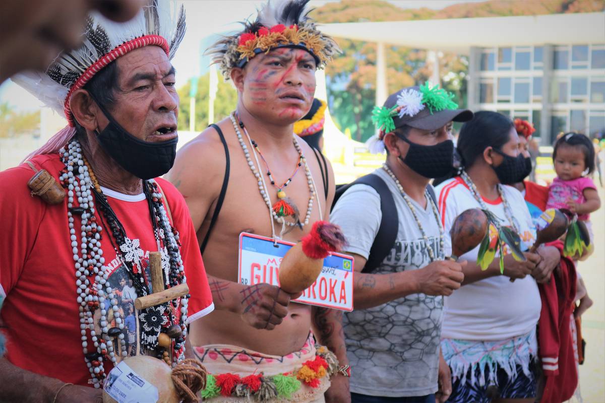 Manifestação contra o marco temporal e a violência em territórios indígenas na Praça dos Três Poderes, em frente ao STF (Supremo Tribunal Federal), em Brasília