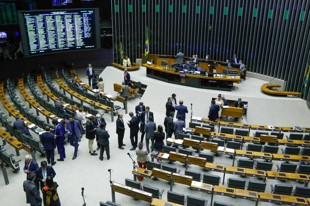 Grupo de parlamentares afirma que é preciso mais tempo para debate, apesar de proposta estar em discussão há três anos; movimento tem apoio de plataformas digitais