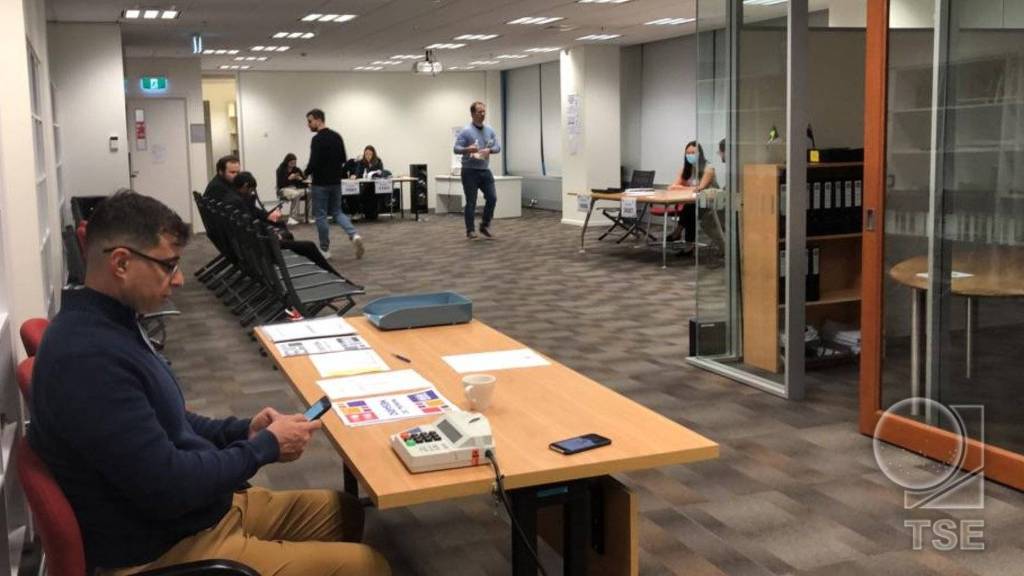 País foi o primeiro do exterior a abrir as urnas