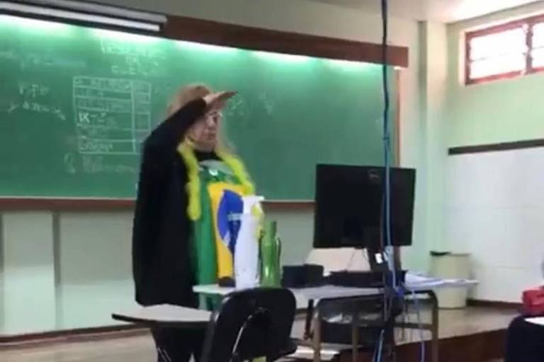 Professora faz gesto durante aula em colégio católico no Paraná 