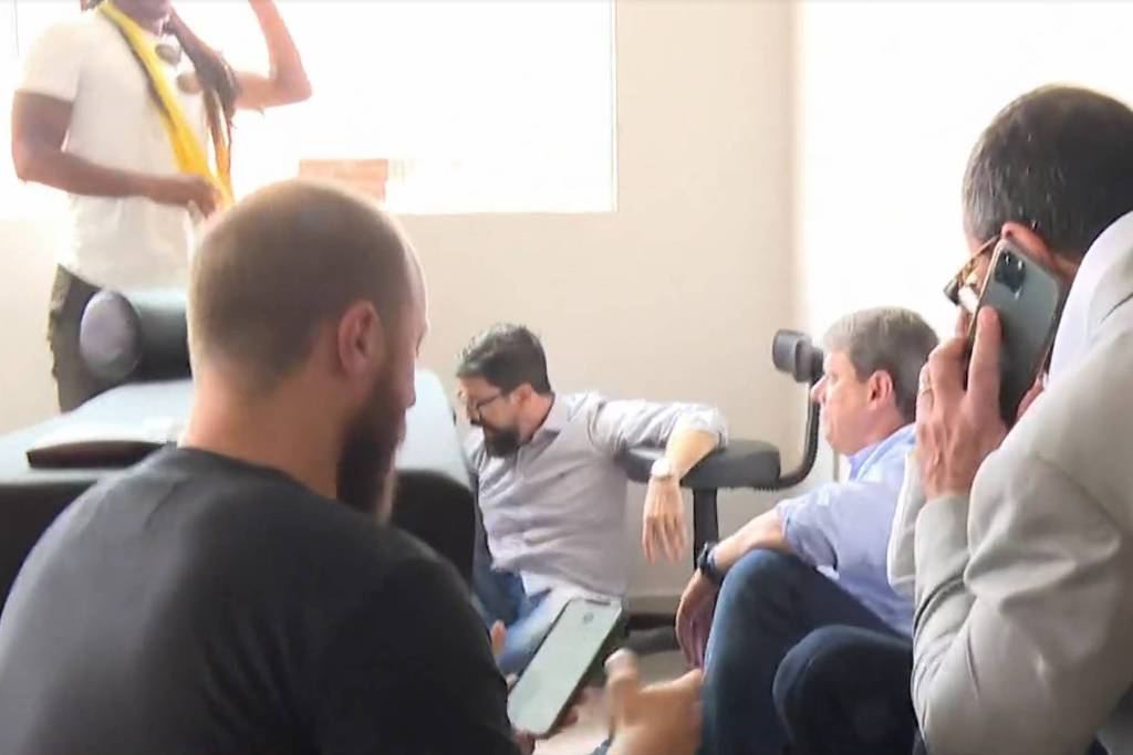 Tarcísio de Freitas (Republicanos) senta no chão ao ouvir tiros em Paraisópolis Tarcísio de Freitas (Republicanos) senta no chão ao ouvir tiros em Paraisópolis