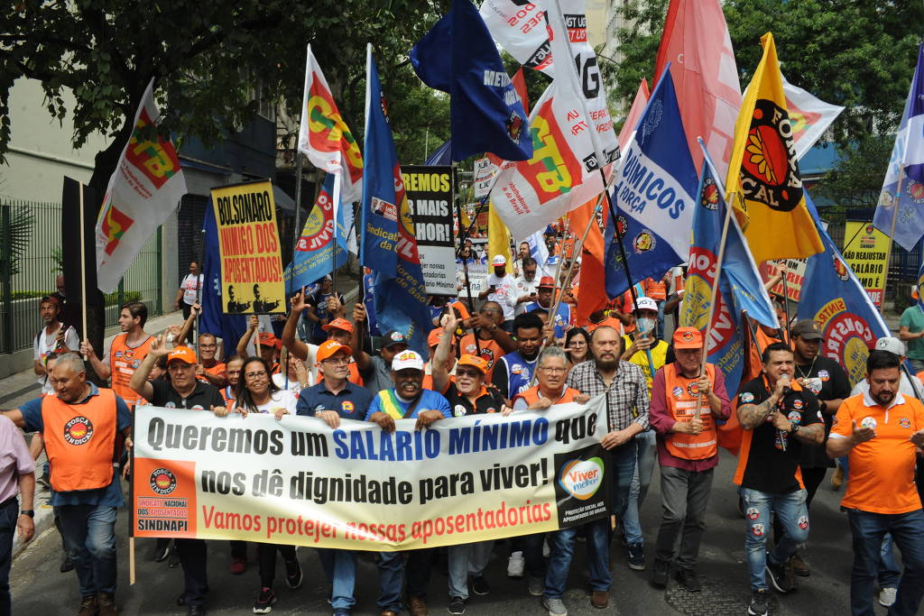 Aposentados e trabalhadores durante manifestação em defesa da manutenção do salário mínimo Aposentados e trabalhadores durante manifestação em defesa da manutenção do salário mínimo