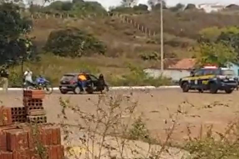 Cena de vídeo publicado nas redes sociais mostra operação da PRF em Cuité, na Paraíba, durante as eleições deste domingo (30) Cena de vídeo publicado nas redes sociais mostra operação da PRF em Cuité, na Paraíba, durante as eleições deste domingo (30)