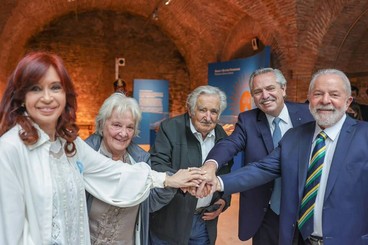Ex-presidente Luiz Inácio Lula da Silva ao lado da vice-presidente da Argentina, Cristina Kirchner, da ex-vice-presidente do Uruguai, Lucía Topolansky, do ex-presidente do Uruguai, José 'Pepe' Mujica, e do presidente da Argentina, Alberto Fernández, em Buenos Aires