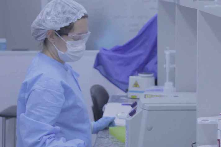 Pesquisadora trabalha em laboratório de pesquisa