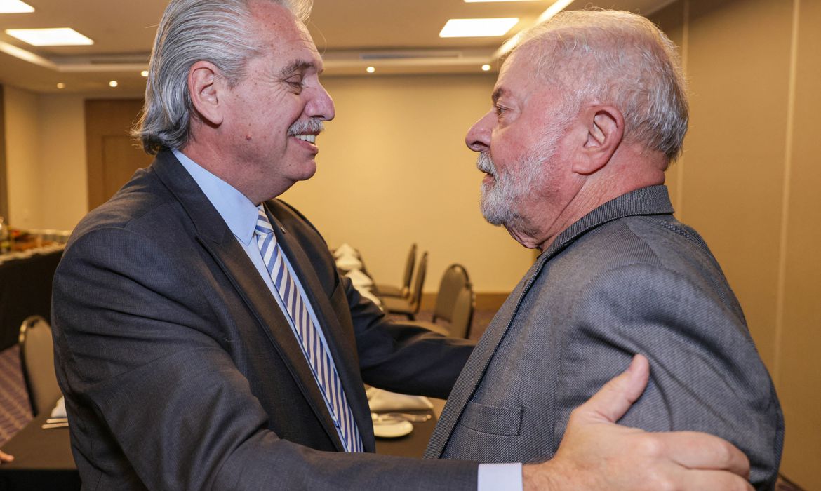 Alberto Fernández faz primeira reunião internacional de presidente eleito