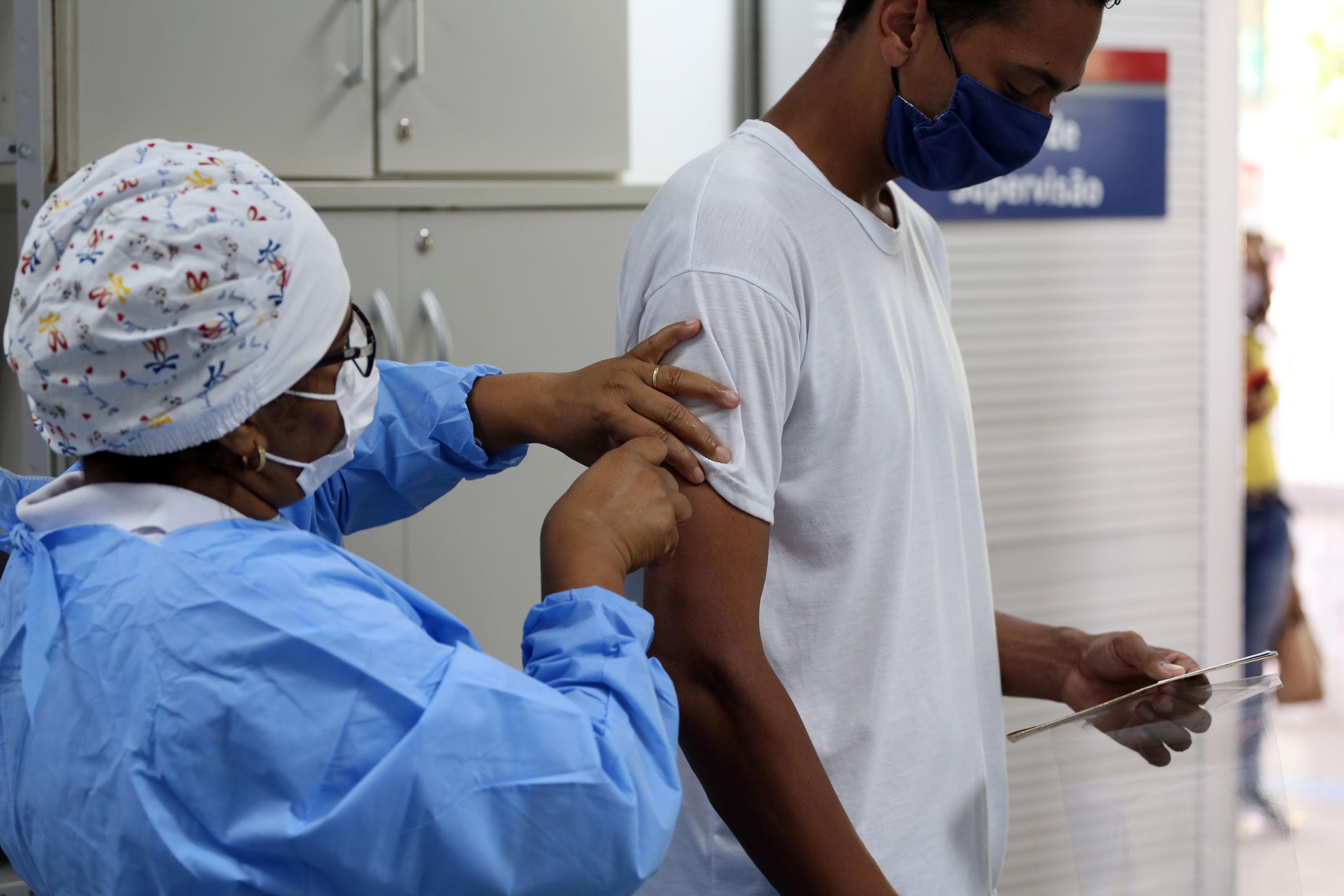 Imunizantes estão disponíveis nos 156 postos de vacinação da capital, de segunda a sexta-feira, das 8h às 16h