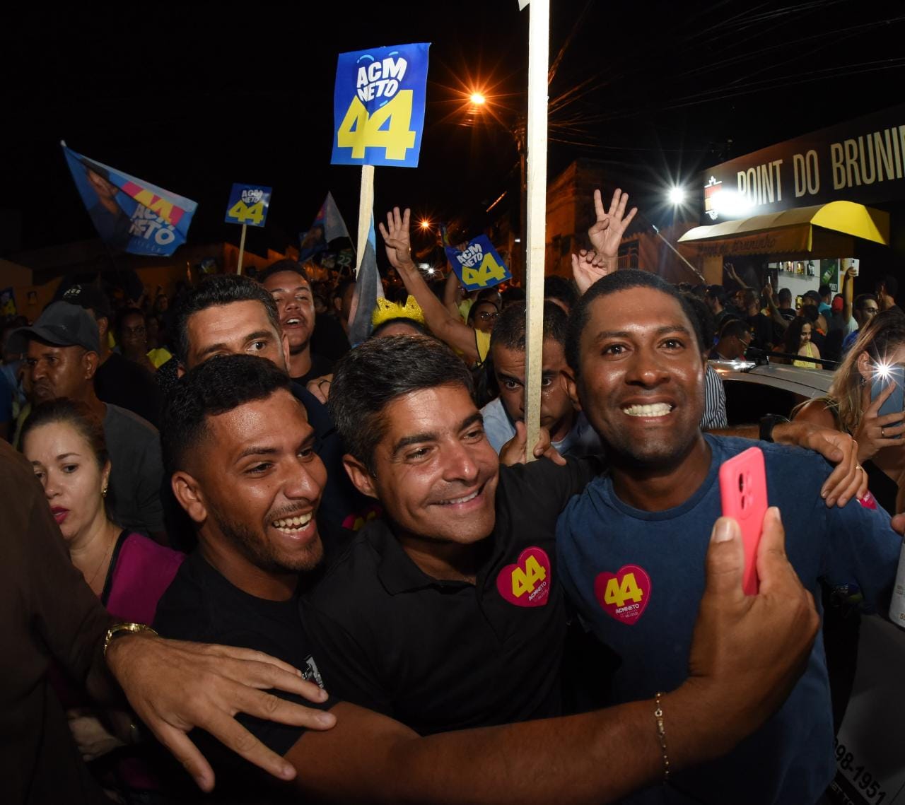 Em Itapetinga, candidato a governador faz primeiro comício do segundo turno e diz que PT escondendo o seu adversário Em Itapetinga, candidato a governador faz primeiro comício do segundo turno e diz que PT escondendo o seu adversário