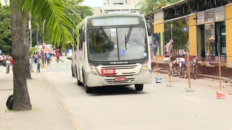 Imagem de arquivo mostra ônibus passando por avenida no Recife