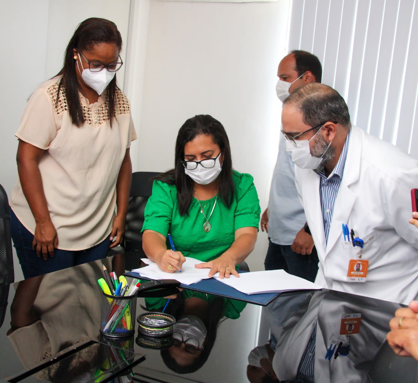 A secretária municipal da Infância e Juventude, Fernanda Lordêlo, a vice-prefeita Ana Paula Matos e o superintendente geral da Liga Álvaro Bahia, Carlos Melo assinam convênio