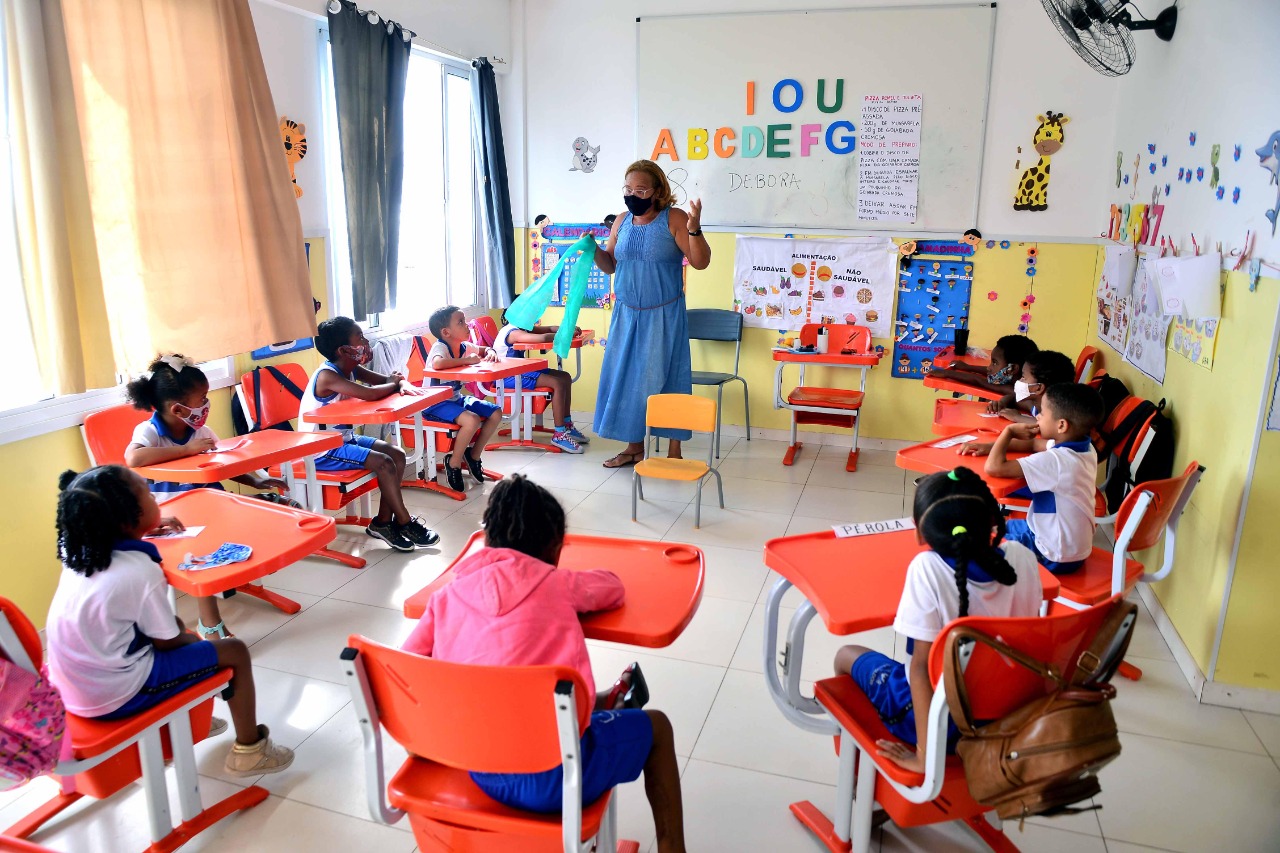 Emprego no setor público bate recorde com impulso de vagas sem carteira