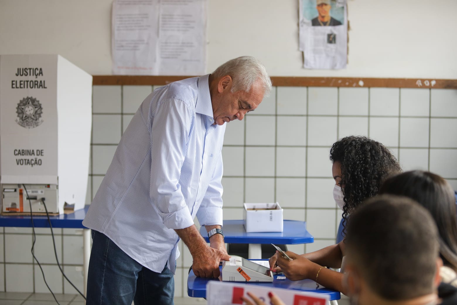O senador Otto Alencar votando em Ruy Barbosa