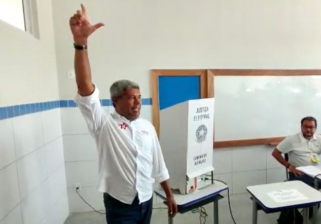 O petista disse neste domingo que irá acompanhar o processo eleitoral no Palácio de Ondina, como foi feito primeiro turno