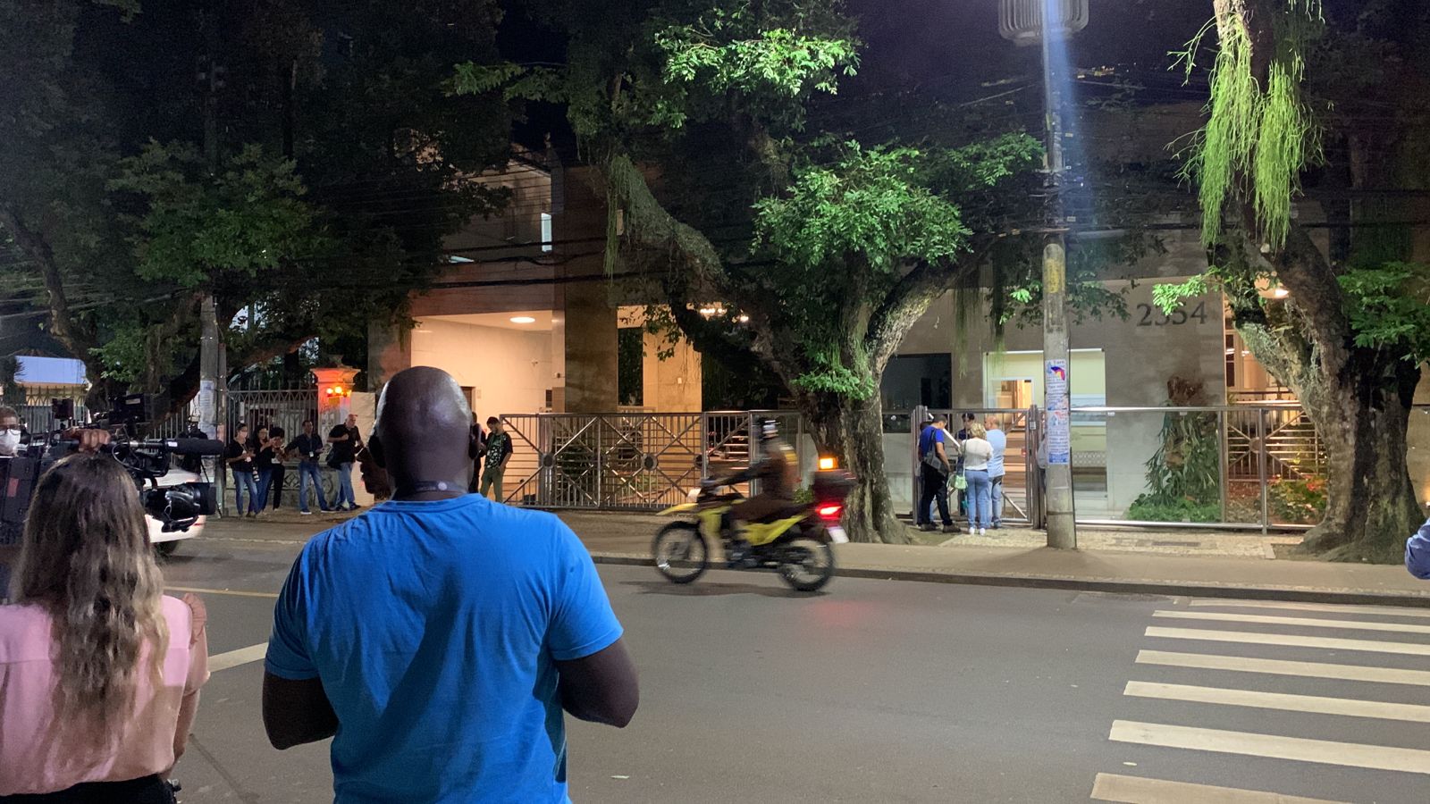 O emedebista se deslocou em uma caminhonete branca até a casa do ex-prefeito ACM Neto, onde abaixou os vidros e gritou: “É 13”