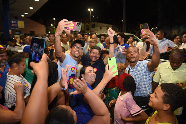 ACM Neto com apoiadores na cidade de Santo Amaro