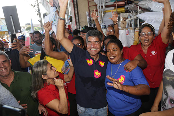ACM Neto com apoiadores no extremo sul da Bahia