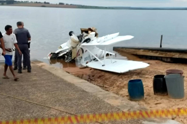 Avião de pequeno porte após acidente na represa de Jurumirim, em Paranapanema (SP) Avião de pequeno porte após acidente na represa de Jurumirim, em Paranapanema (SP)