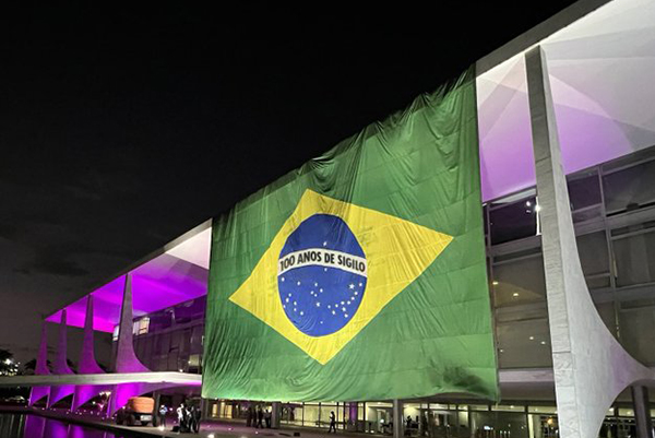 Bandeira do Brasil colocada da fachada do Planalto