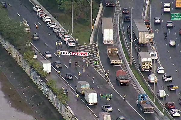 Protestos de caminhoneiros bloqueiam estradas Protestos de caminhoneiros bloqueiam estradas