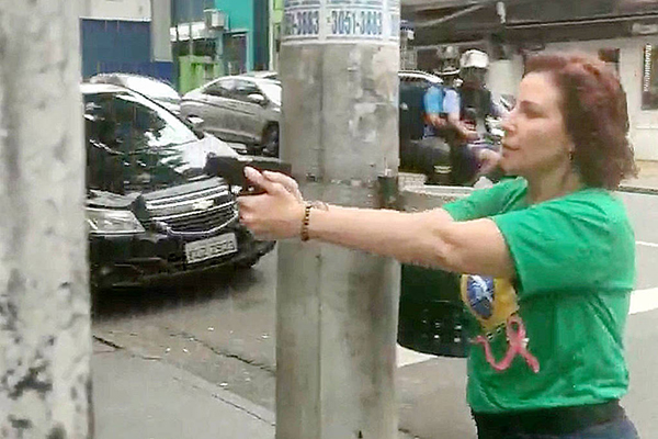 A deputada federal Carla Zambelli (PL-SP) foi denunciada por correr armada em direção a homem após discussão em São Paulo A deputada federal Carla Zambelli (PL-SP) foi denunciada por correr armada em direção a homem após discussão em São Paulo